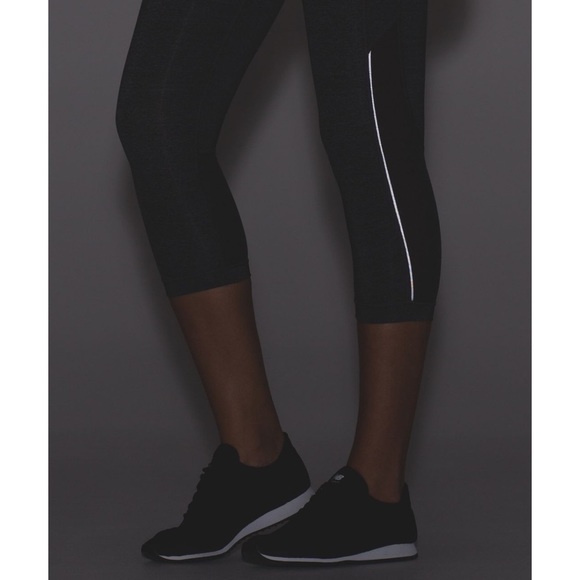 🌈 Lululemon Gear Up Crop (17") Gray w/ Mesh & Reflective Piping ⭐️ EUC - Picture 5 of 16